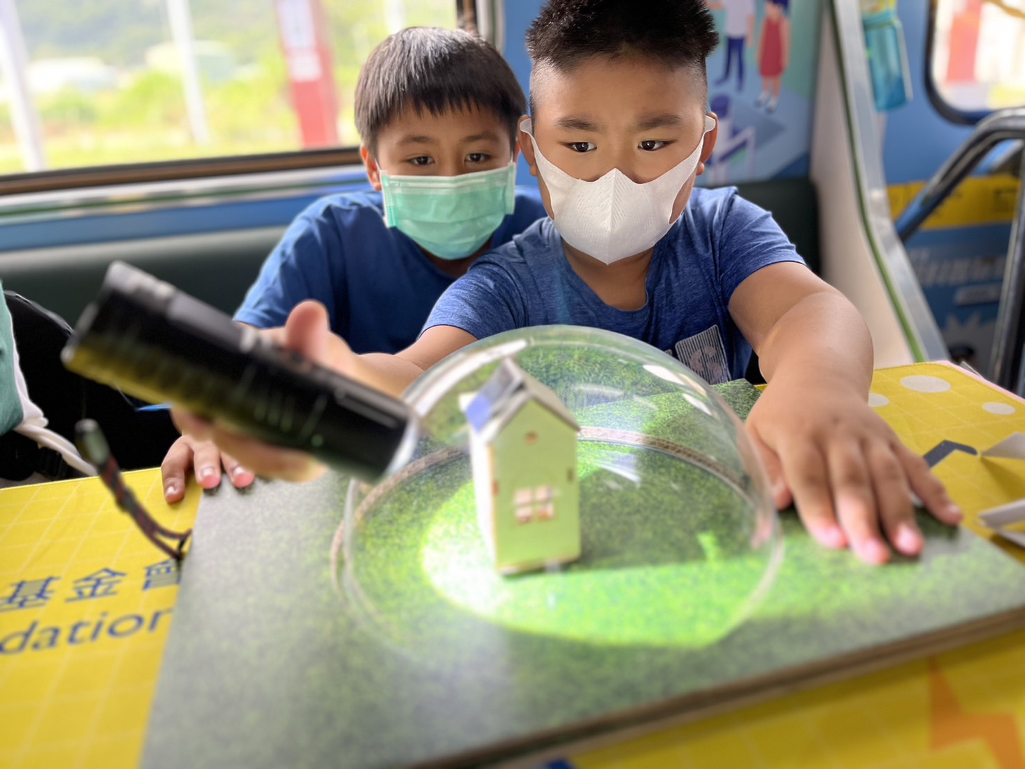 G22恒峰參與基礎科學主題車廂，以STEAM教學精神，設計「逐日科學家」、「太陽能工程師」以及「淨零建築師」三大能源科普課程和實驗